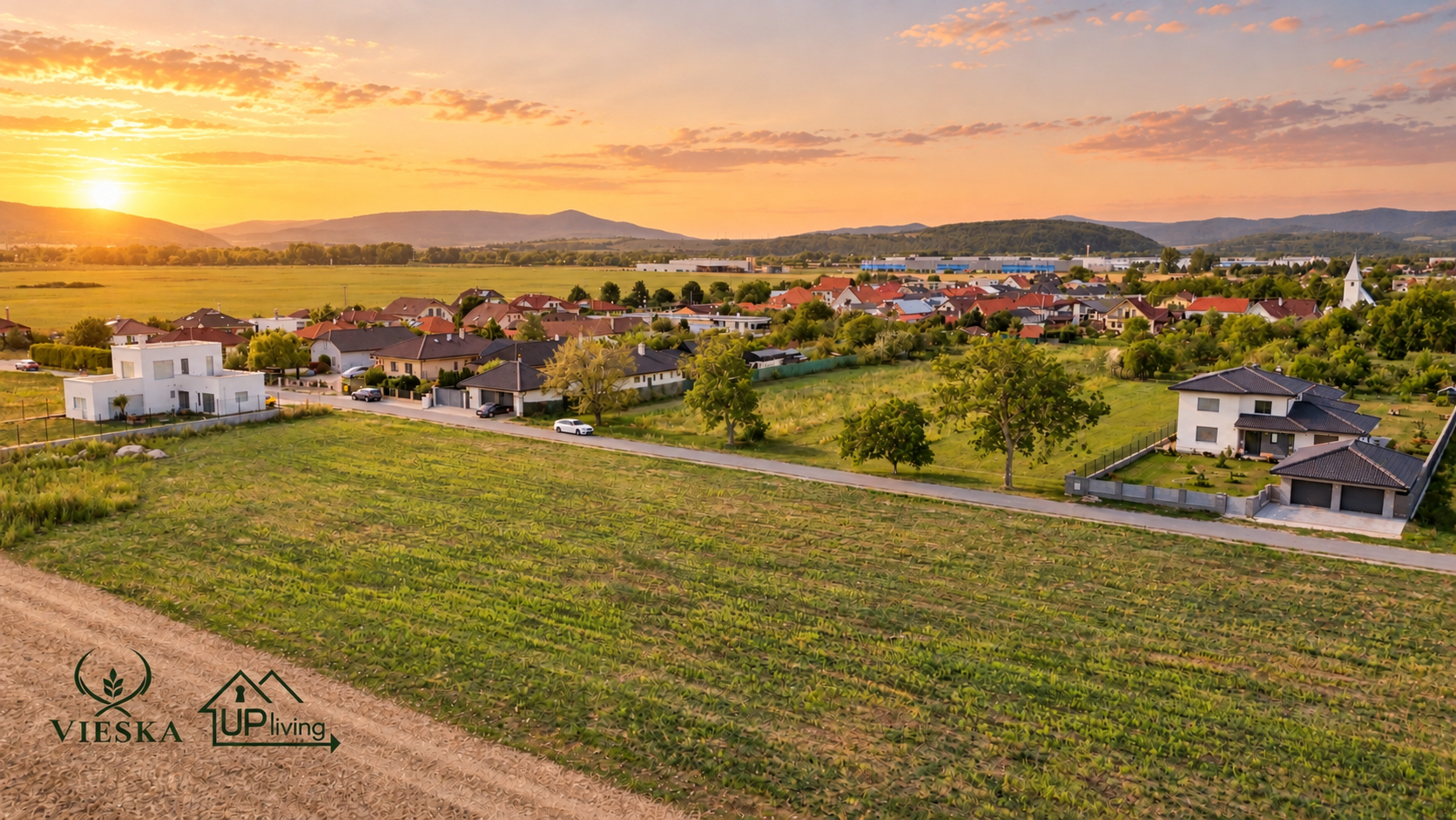 Panoramatický pohľad na lokalitu VIESKA v jemnej atmosfére zlatého západu slnka — svetelná úprava